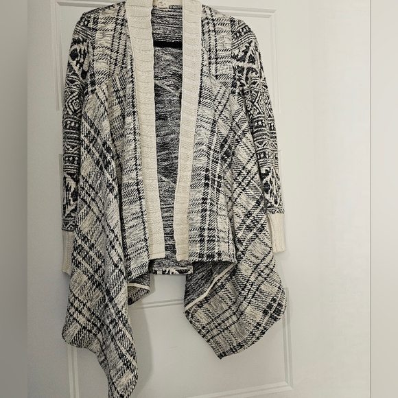 Tiny Anthropologie Mazarin Jacquard Aztec Black and White Cardigan Size Small - Picture 2 of 6